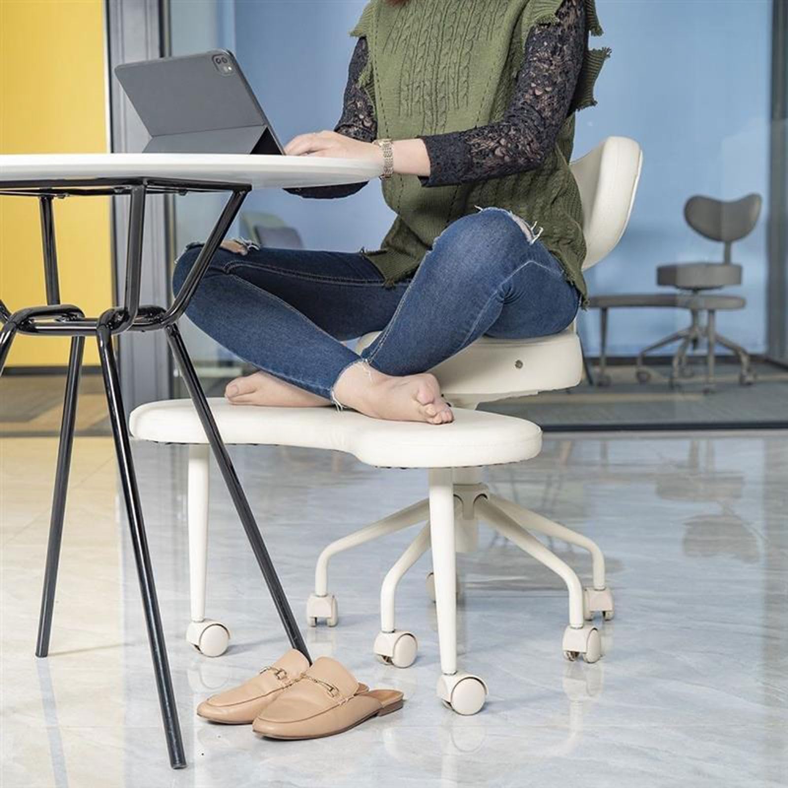 Amazon.co.jp: 取り外し可能な背もたれとホイール付きあぐらオフィス